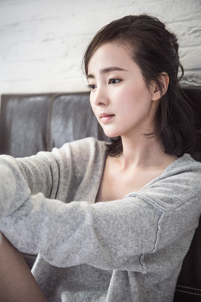 9 "长腿娘娘"程小蒙曝写真 香肩锁骨美艳动人