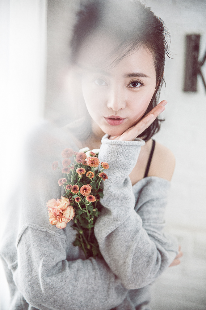 9 "长腿娘娘"程小蒙曝写真 香肩锁骨美艳动人