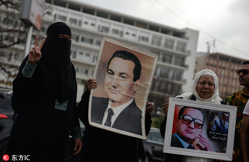 埃及前总统穆巴拉克躺着出庭接受审判