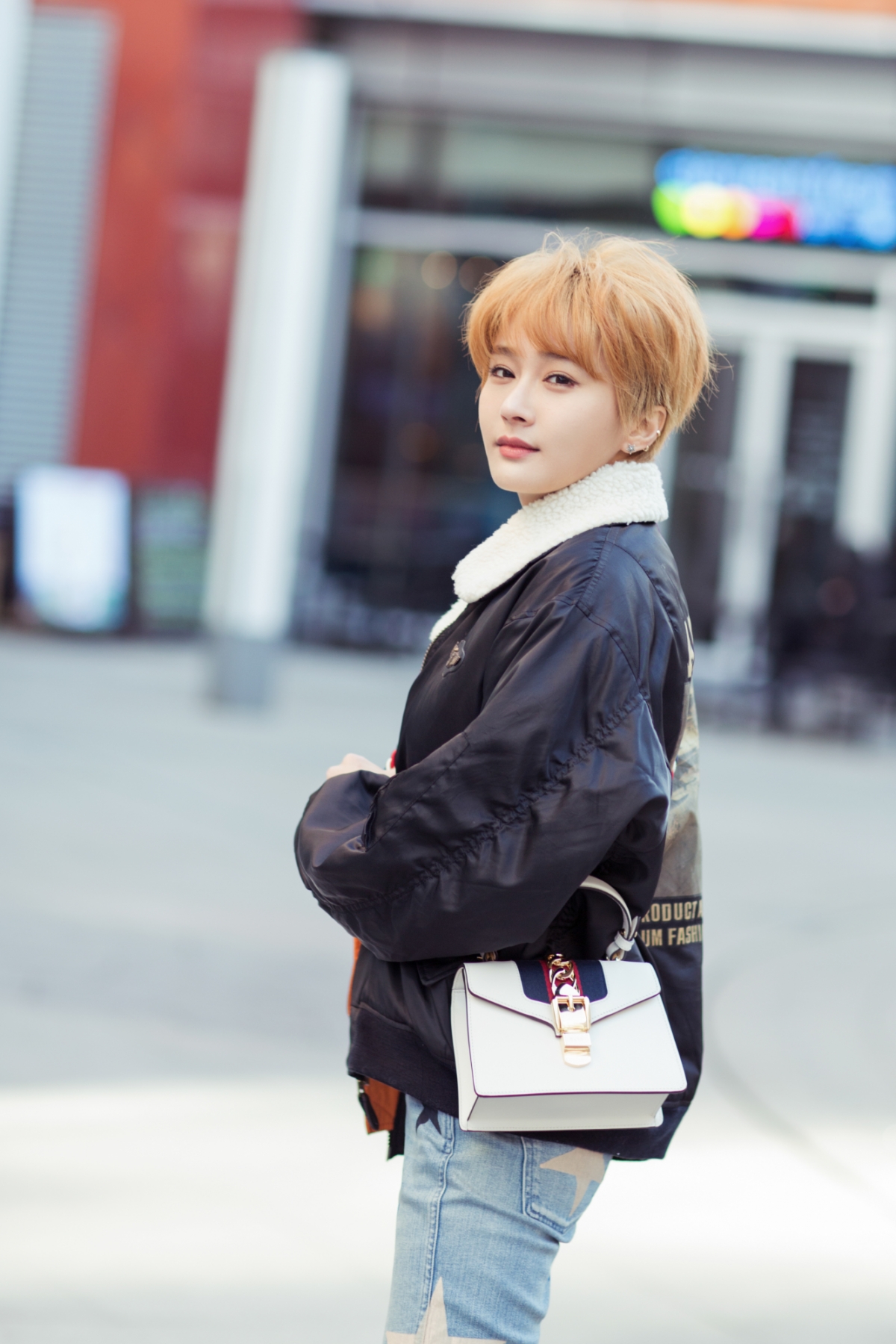 8 陈冰帅气短发出街 褪去裙装展现利落新时尚