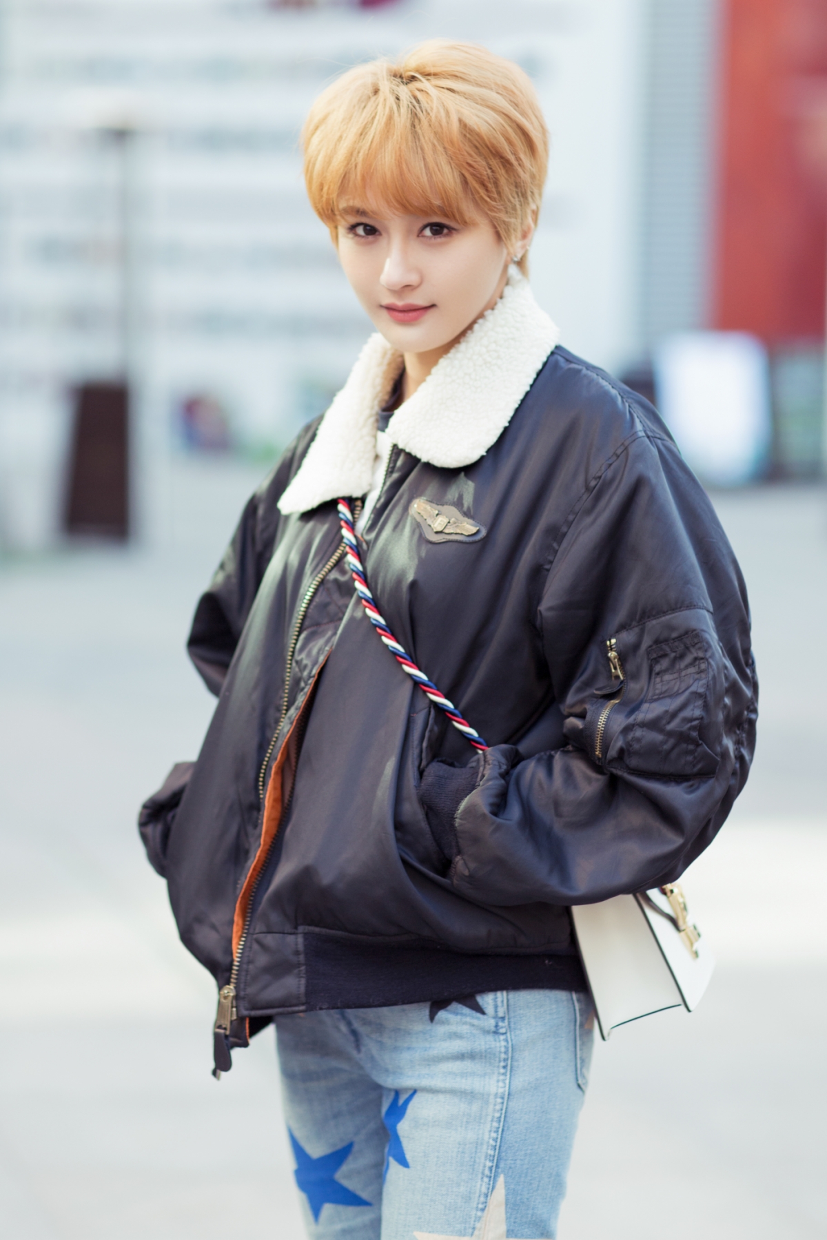 陈冰帅气短发出街 褪去裙装展现利落新时尚