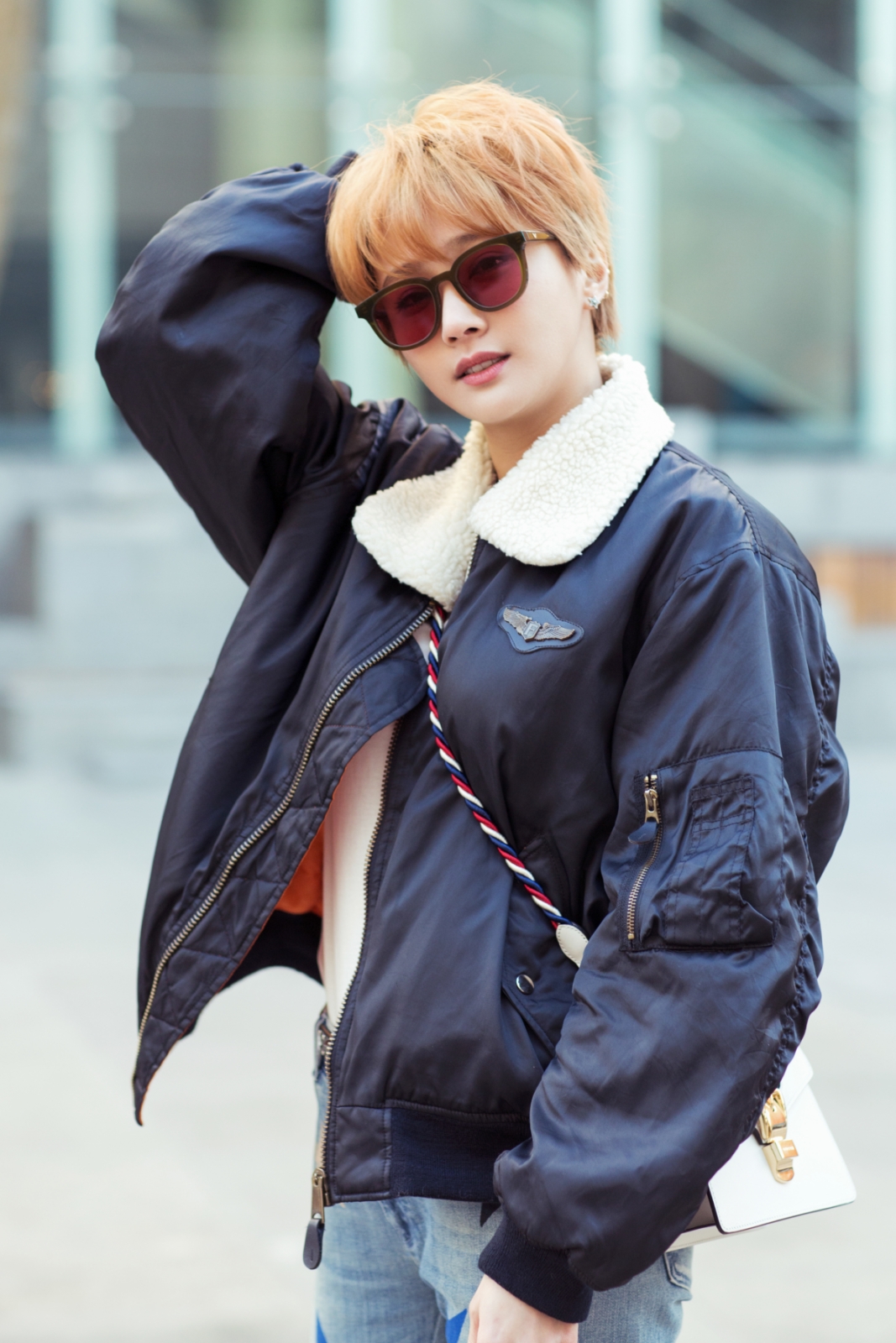 8 陈冰帅气短发出街 褪去裙装展现利落新时尚