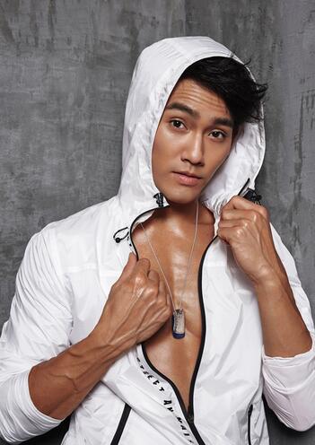 黄恺杰写真腹肌隐现撩人 实力加盟《环太平洋2》