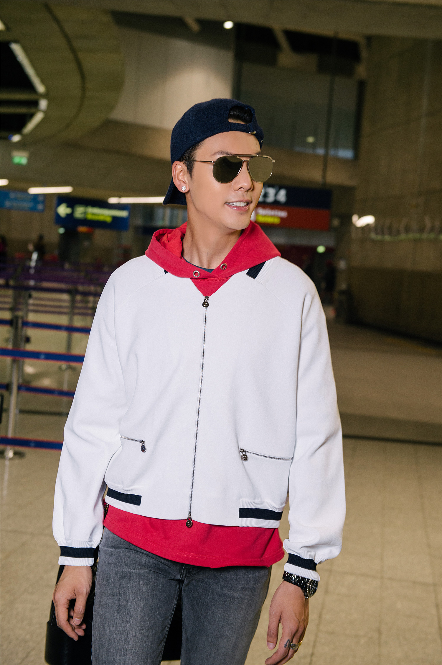 陈伟霆抵达巴黎机场 造型率性简单惹人爱