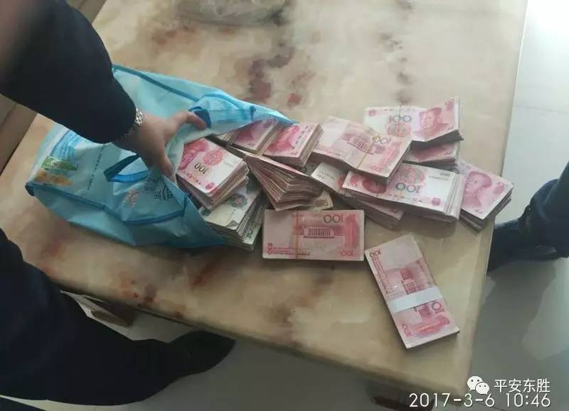 心真大!男子错将17万现金当垃圾丢掉