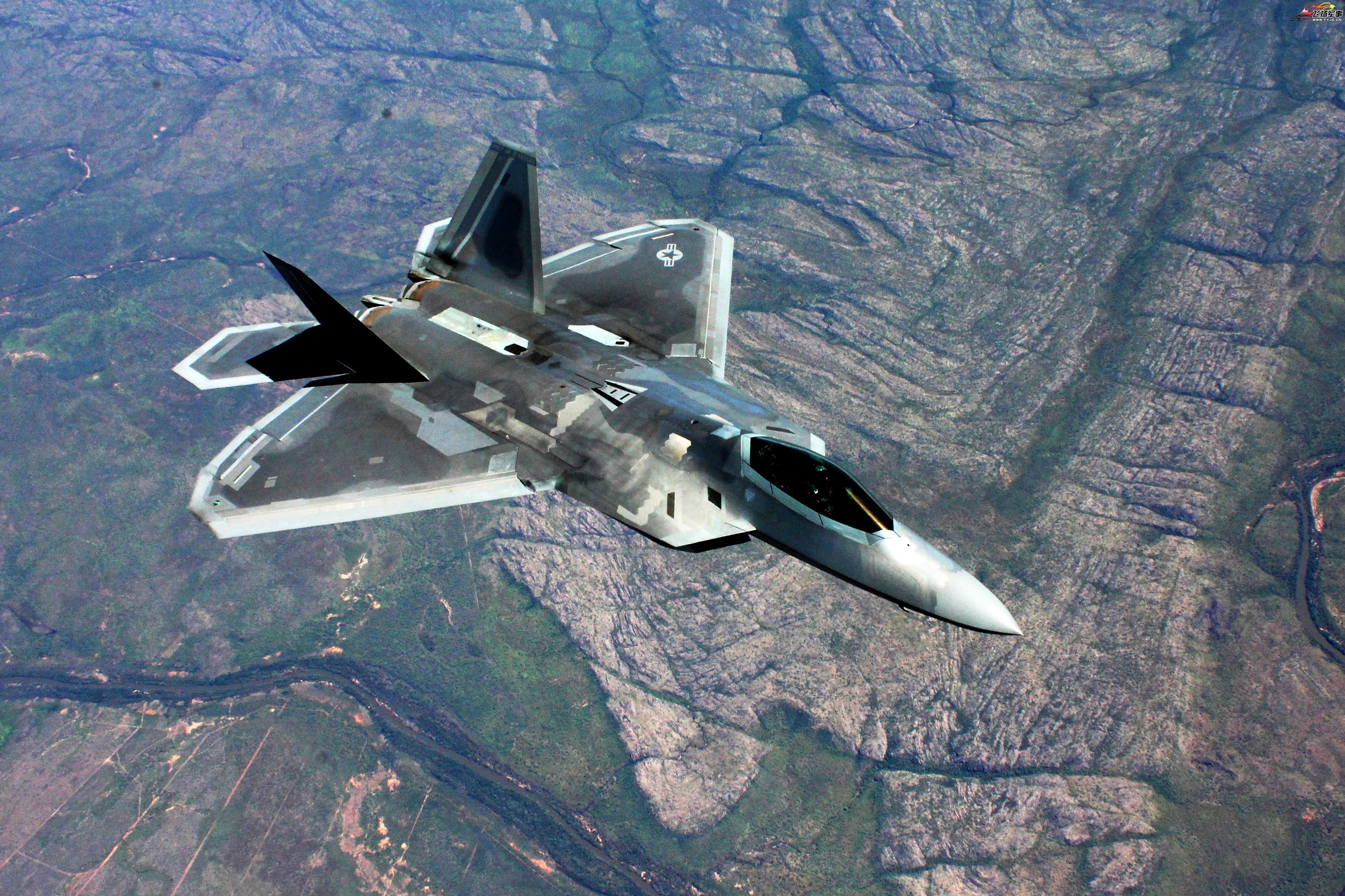 四架f22在澳大利亚空中加油