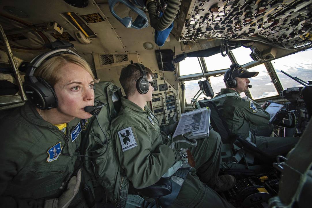 8 c130运输机驾驶舱视野真宽阔