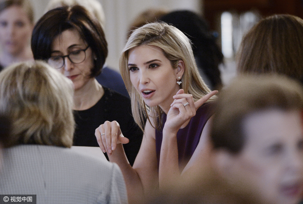 白宫举办妇女节招待会 伊万卡与人热聊