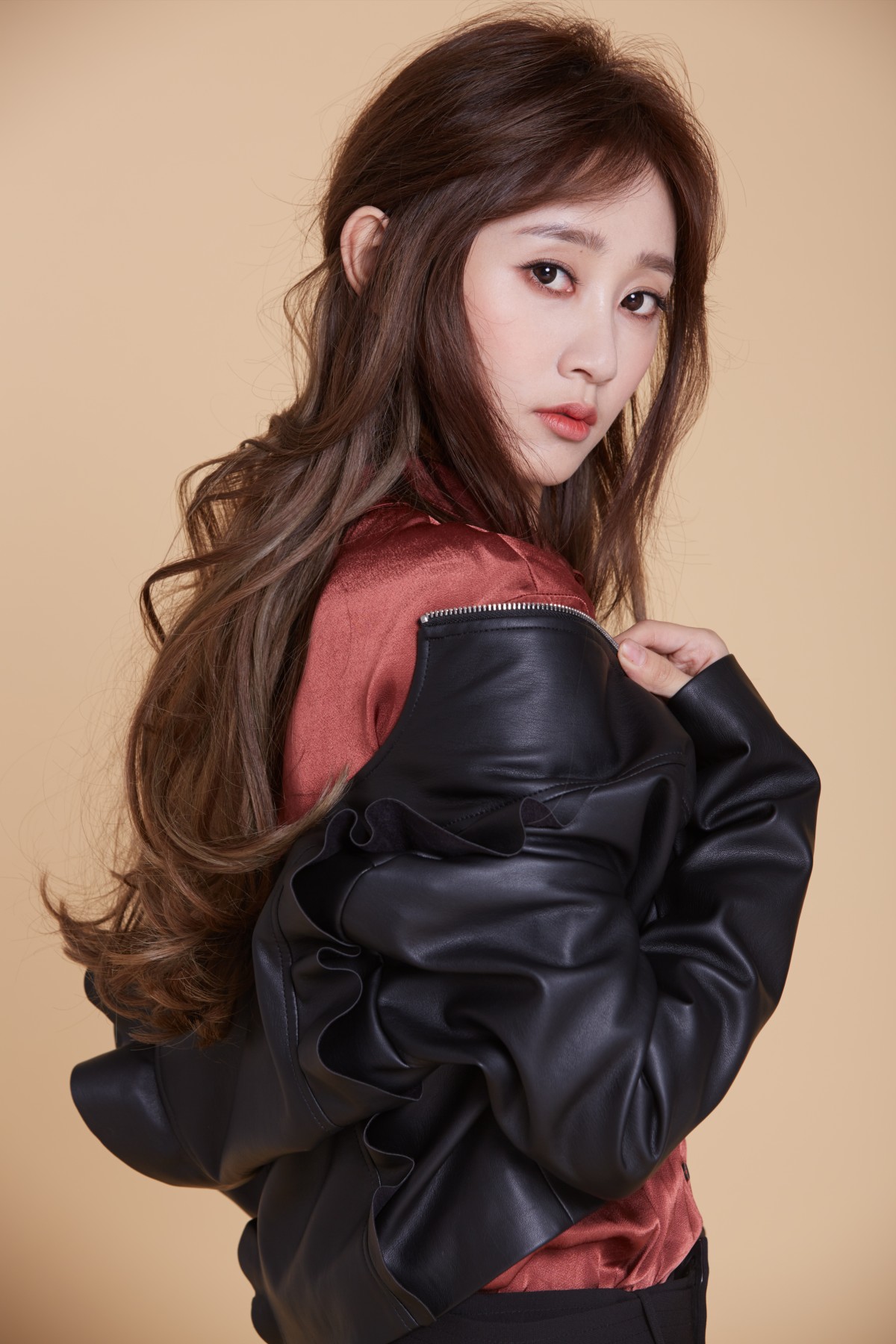 9 鳕熊早春皮衣写真 演绎冷艳icon范儿