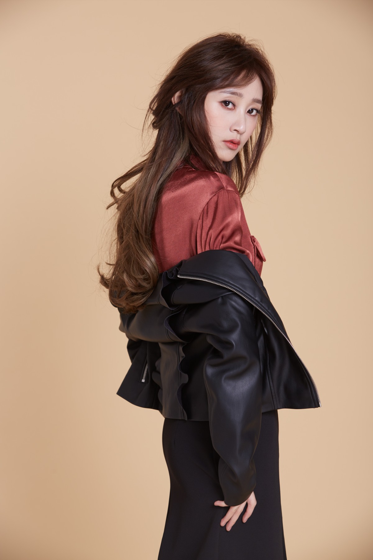 9 鳕熊早春皮衣写真 演绎冷艳icon范儿