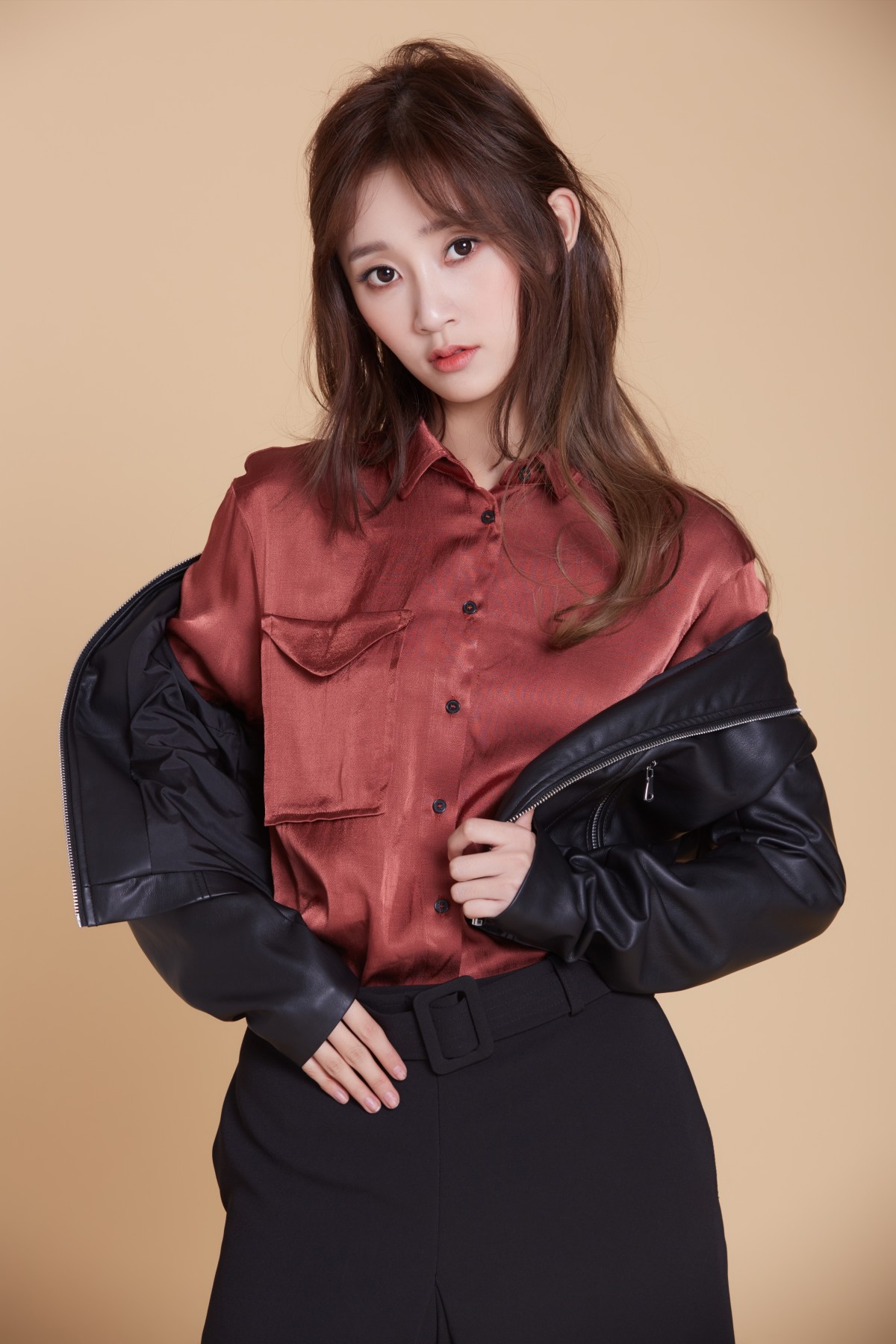 9 鳕熊早春皮衣写真 演绎冷艳icon范儿