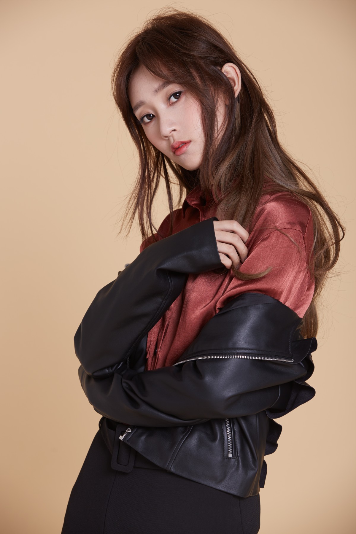 9 鳕熊早春皮衣写真 演绎冷艳icon范儿