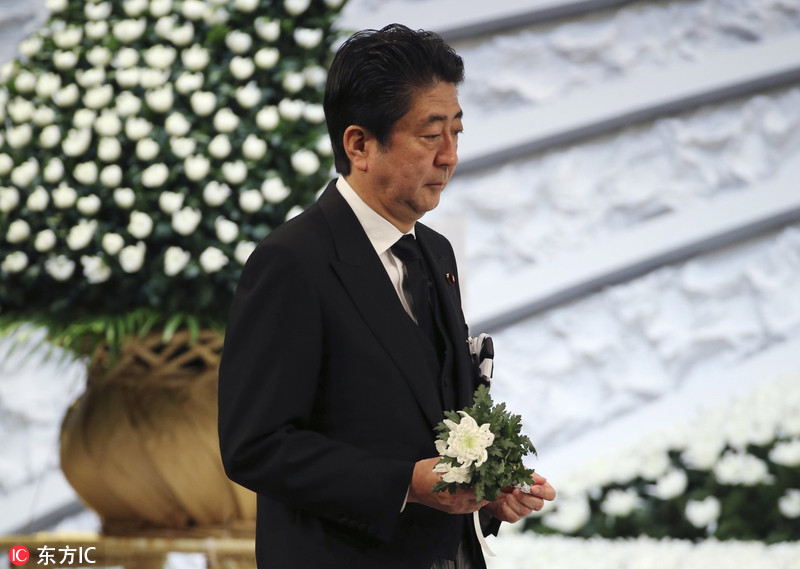 日本纪念福岛地震六周年 安倍晋三献花悼念遇难者