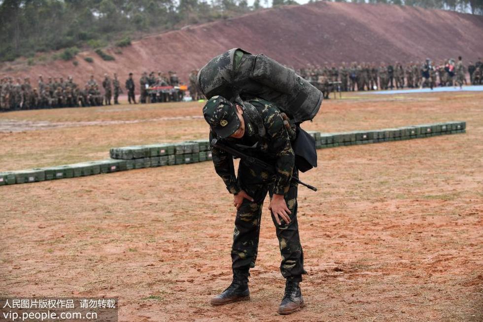 直击特种兵比武战士徒手推车