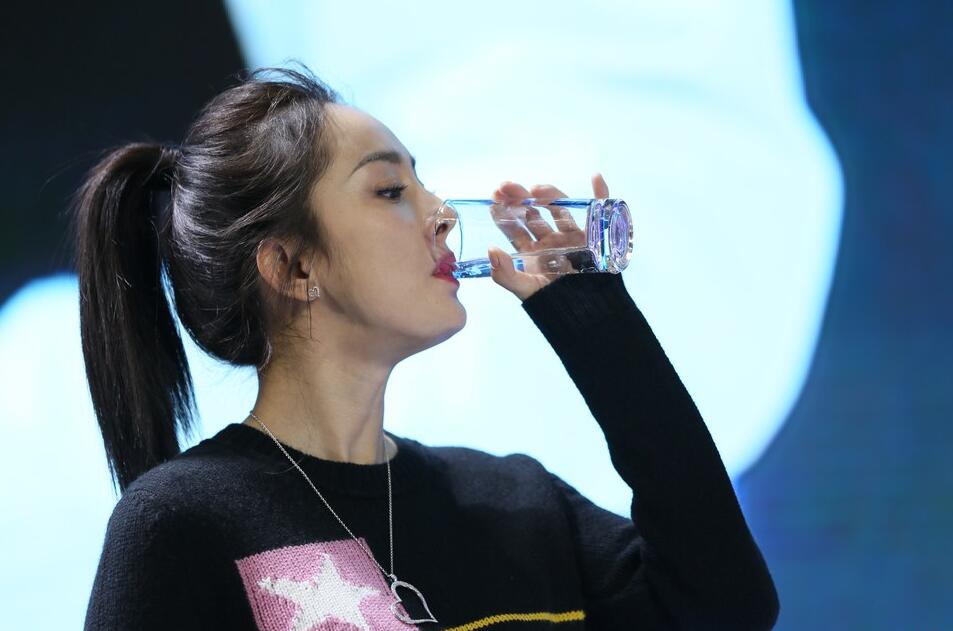 4 渴到这种程度?杨幂参加活动猛喝水