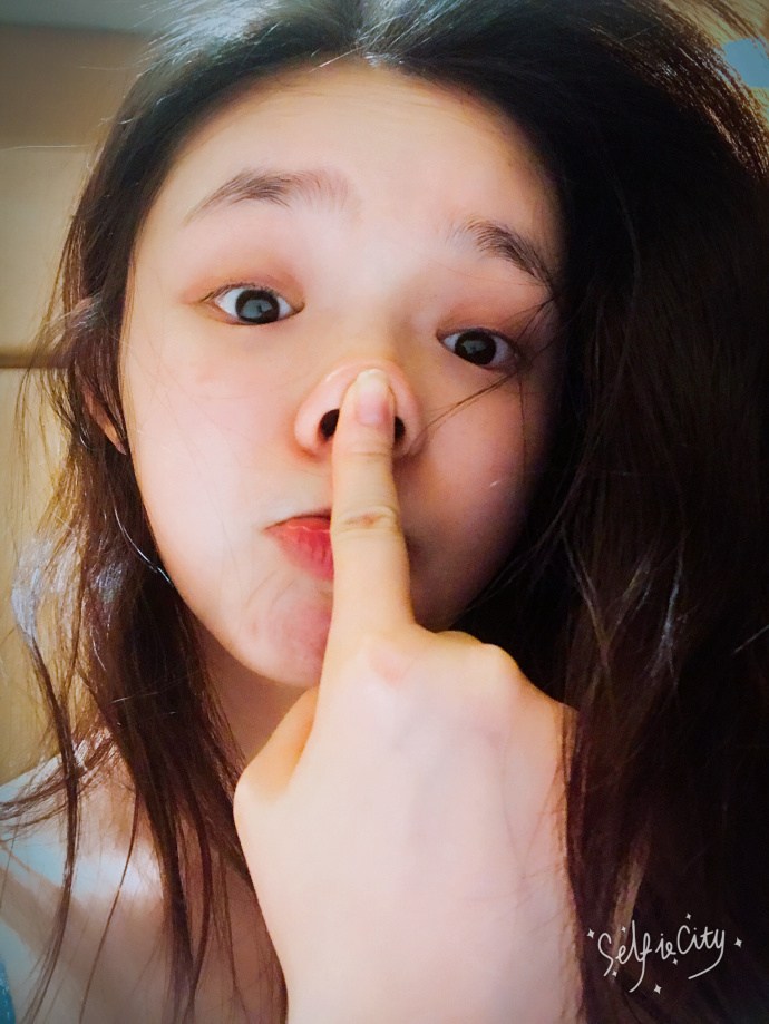 林允晒搞怪表情自拍实力证明没整容