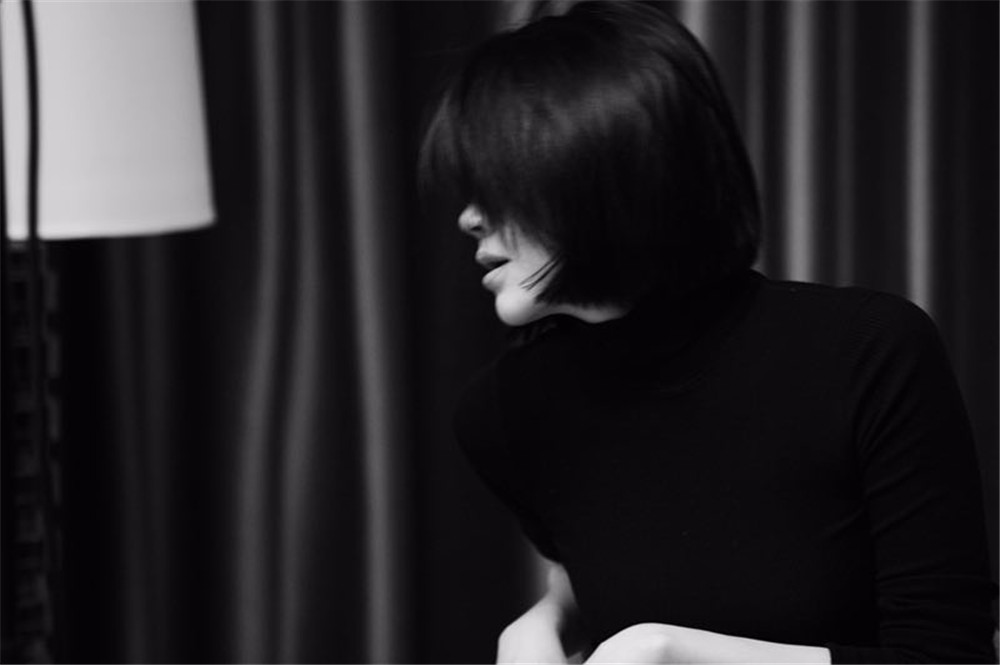 8 许晴微博晒写真 黑白风情网友直呼"神魂颠倒"