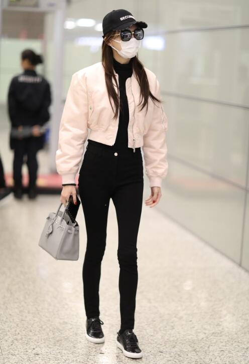 唐嫣穿紧身裤现身 脖子以下全是腿