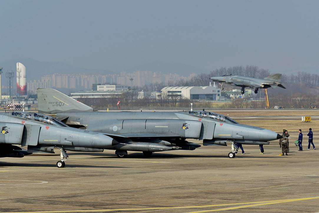 9 韩国空军演习两代战机齐上阵