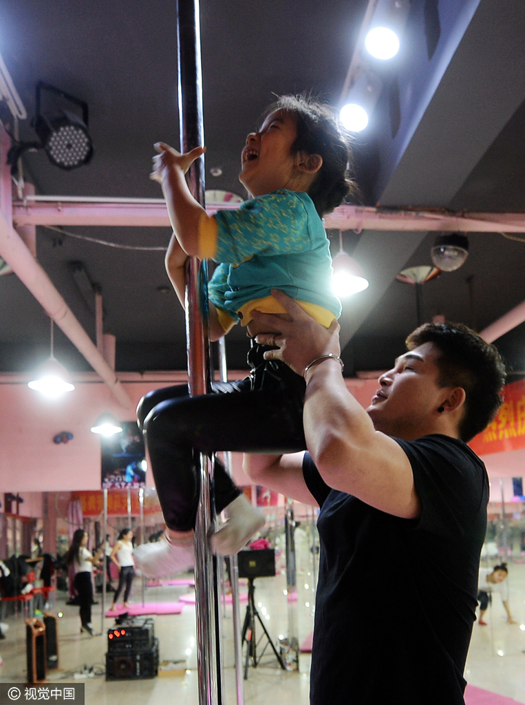 23 六岁女童苦练钢管舞 身体扭曲痛到流泪