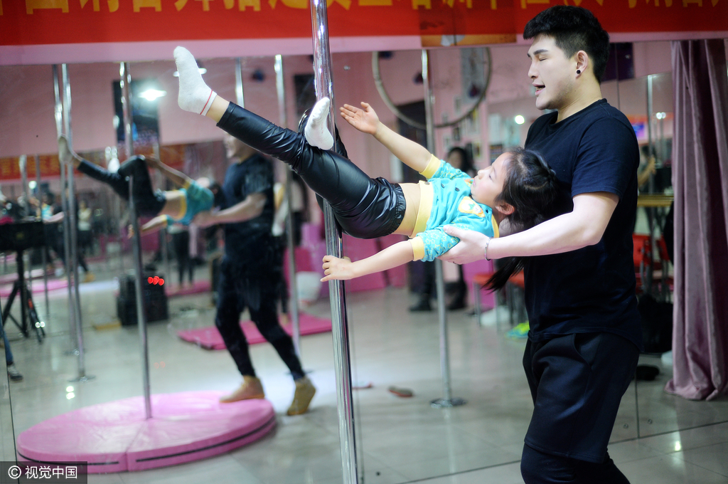 23 六岁女童苦练钢管舞 身体扭曲痛到流泪