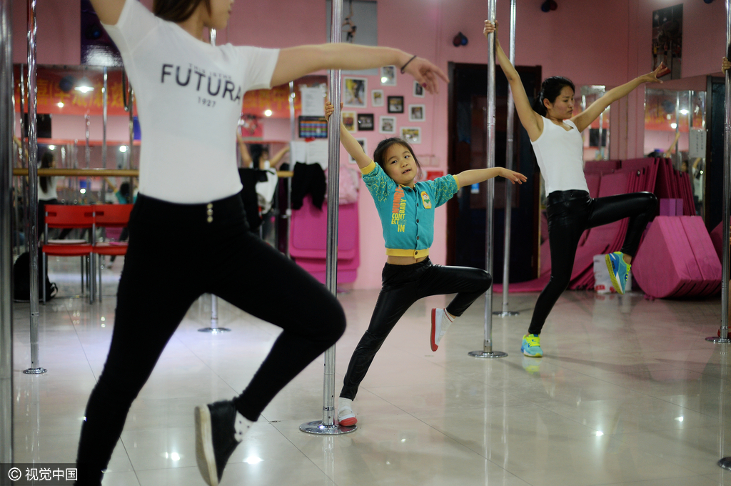 23 六岁女童苦练钢管舞 身体扭曲痛到流泪