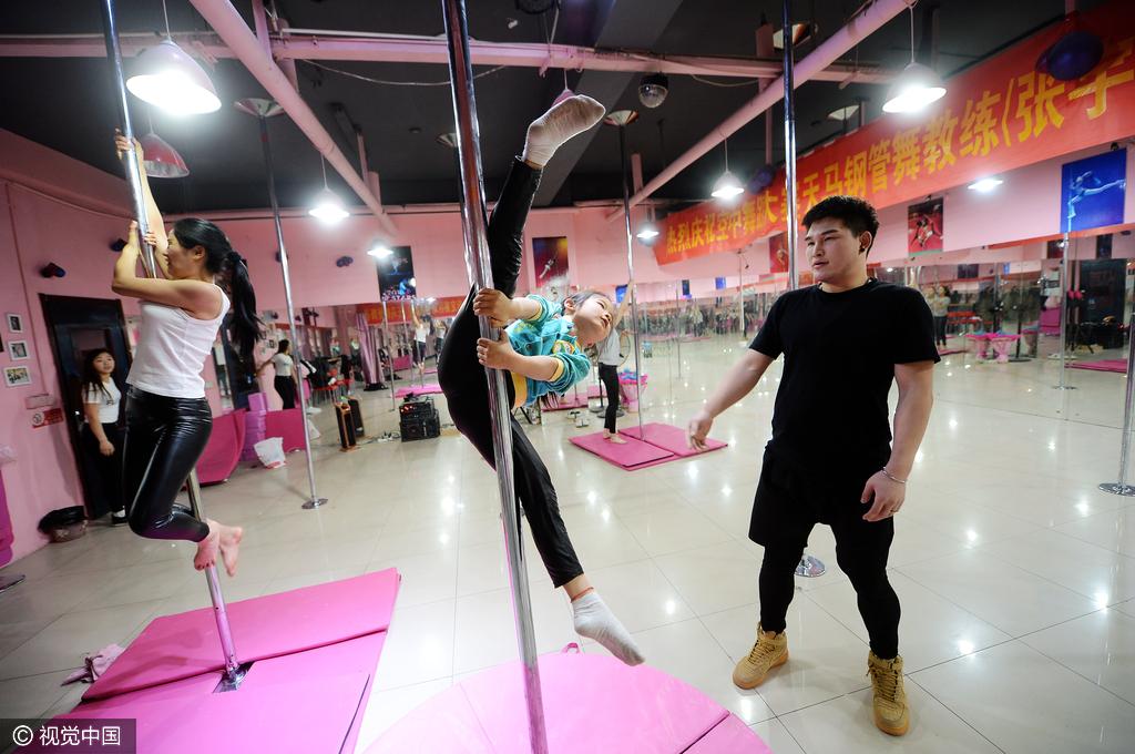 23 六岁女童苦练钢管舞 身体扭曲痛到流泪