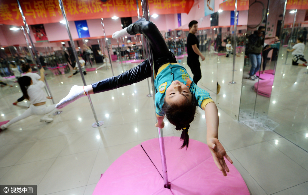 六岁女童苦练钢管舞 身体扭曲痛到流泪