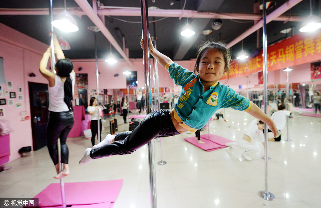 23 六岁女童苦练钢管舞 身体扭曲痛到流泪