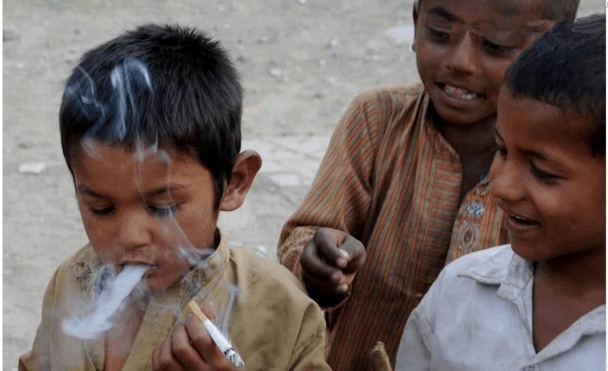 巴基斯坦第二大城市,文化中心拉合尔市附近的古吉兰瓦拉市,一名街头