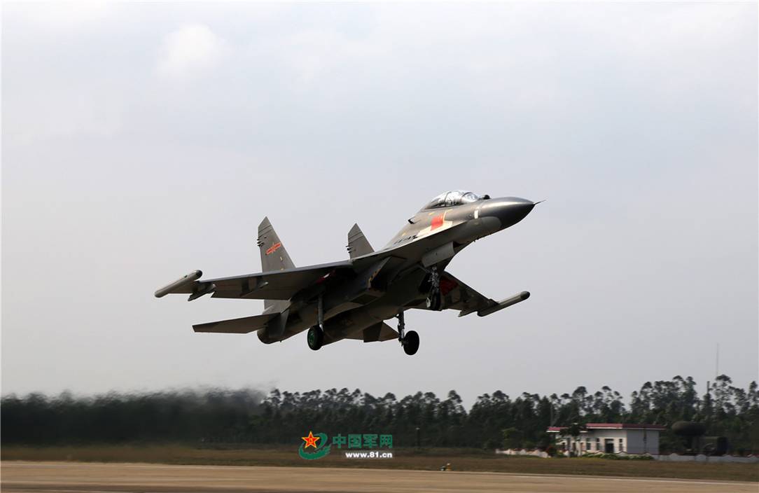 南部战区歼11战机双机起降