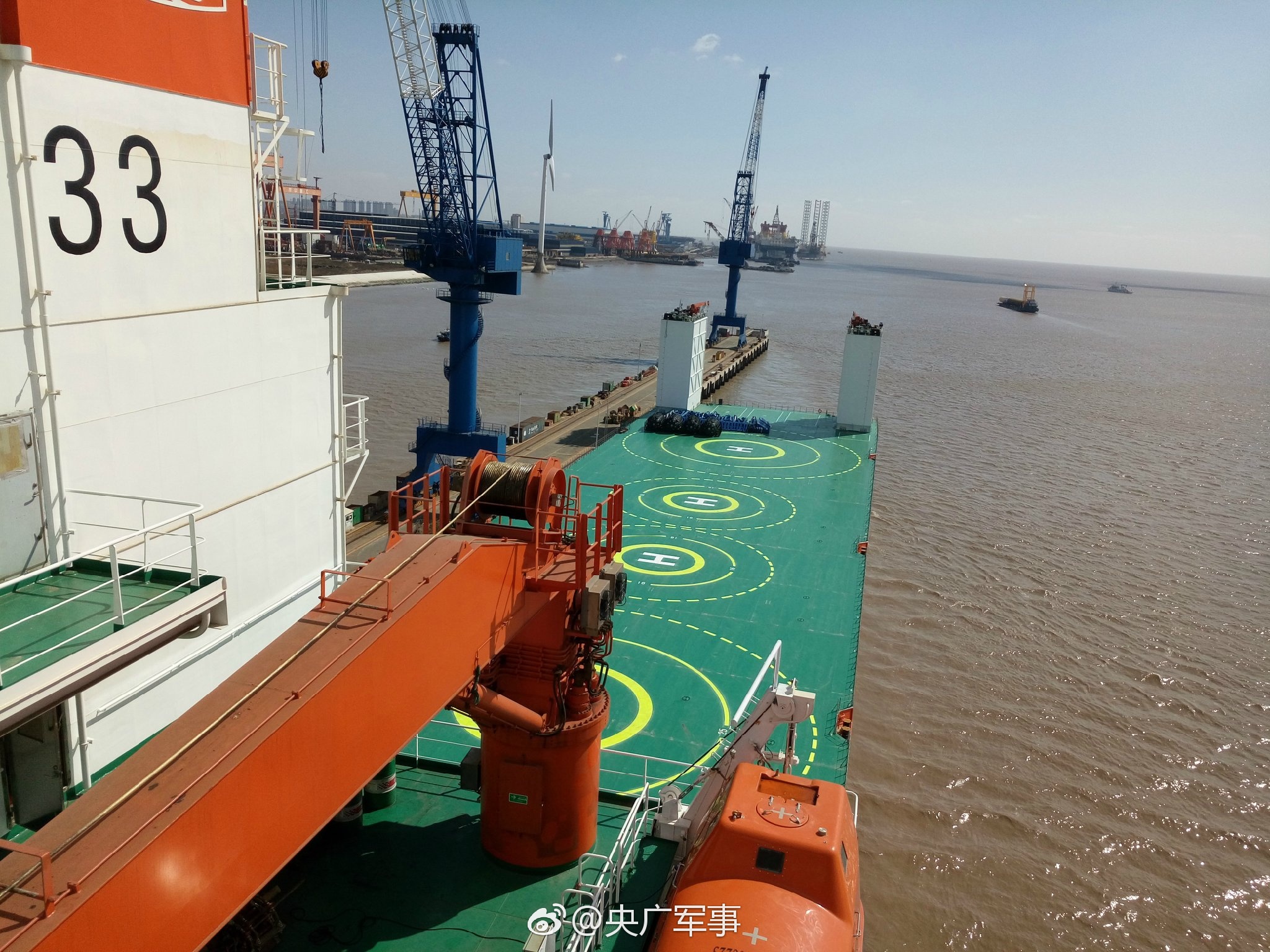 举力5万吨民用半潜船服役