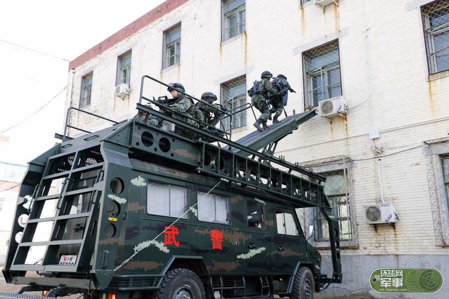 北京武警反恐演练使用拐弯枪