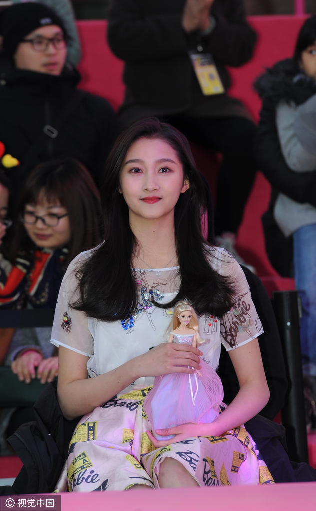 20岁关晓彤手拿芭比娃娃少女心爆棚甜美无敌