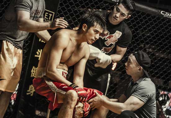 《一粒红尘》仰望版海报 徐开骋诠释温情拳手