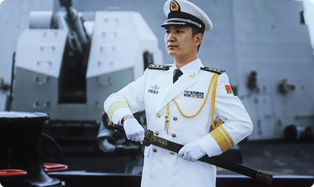 中国海军举行授剑仪式气势逼人