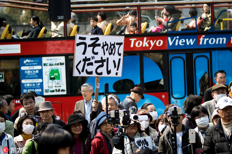 5 日本民众在国会外举行反安倍集会 要求首相辞职