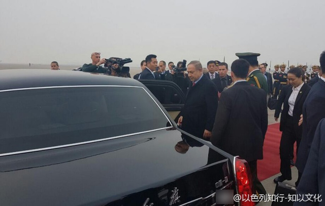 内塔尼亚胡登上红旗车. 现场图. 现场图. 内塔尼亚胡在飞机上的画面.