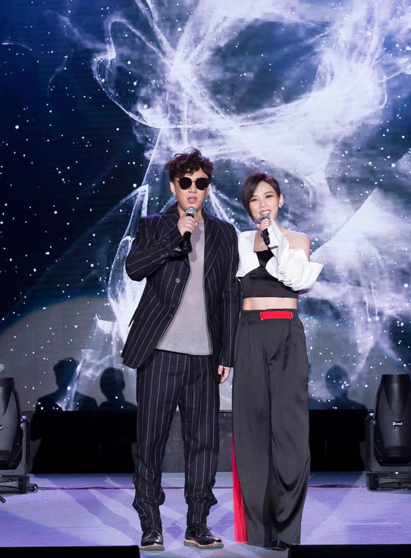 李佳薇爱的风暴巡演南京热力开唱