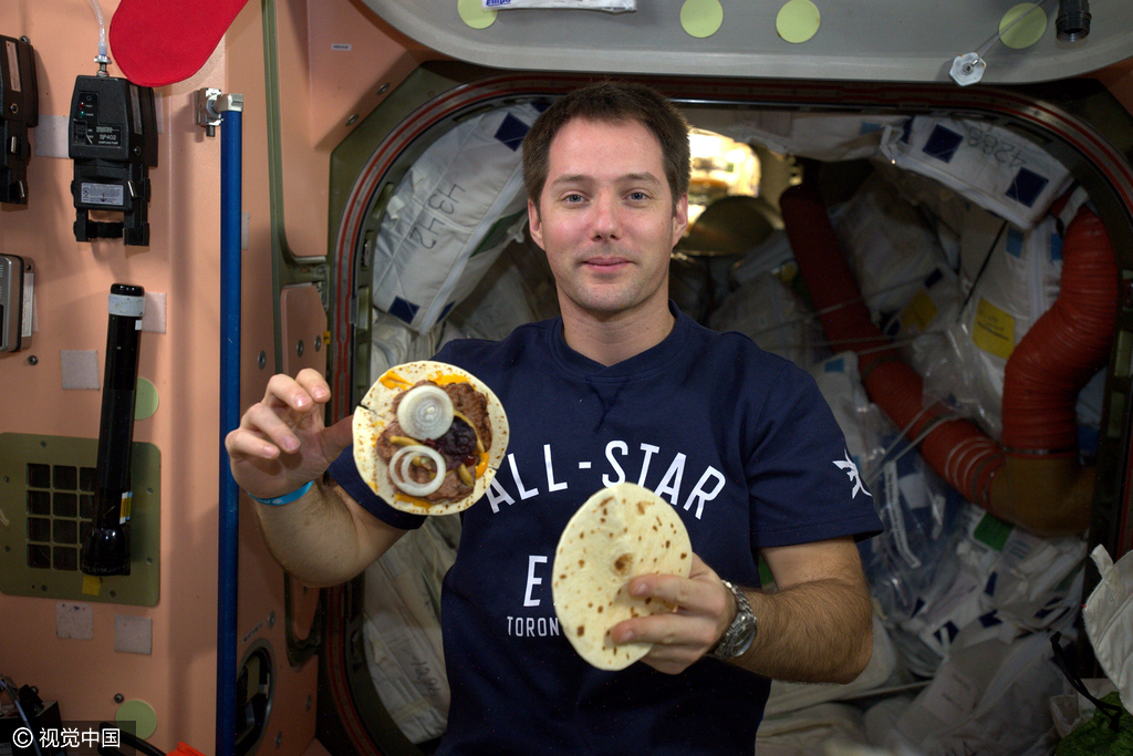 法国宇航员太空秀美食烙饼洋葱和烤肉