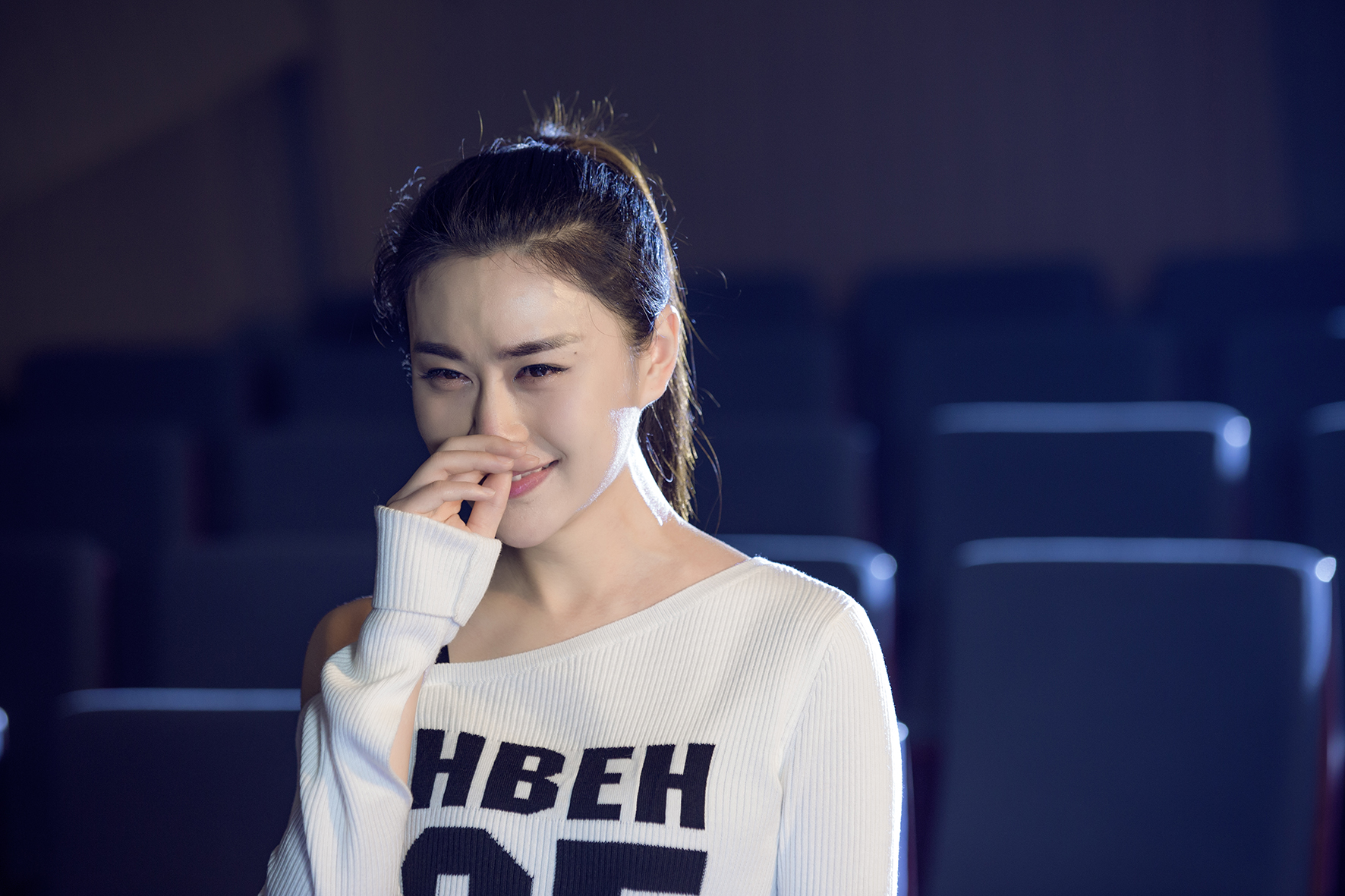 跨界领衔《艺欲症》 邵星颖冷艳看世界