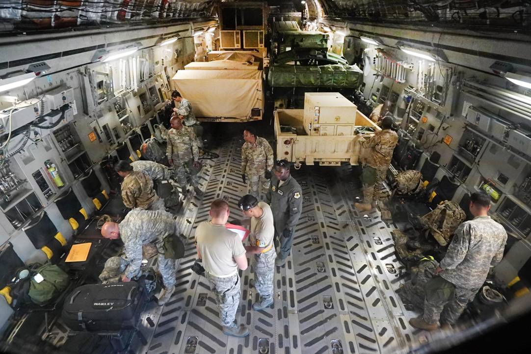 美国空军在布拉格堡空军基地进行c-17大型运输机的装载训练.