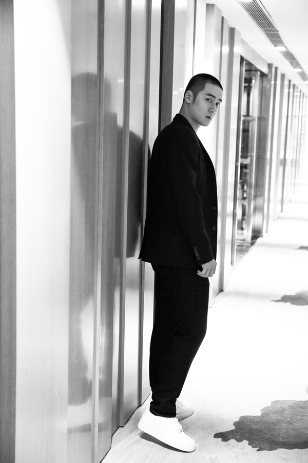 蒋劲夫出席活动寸头显利落 遭发际线抢镜