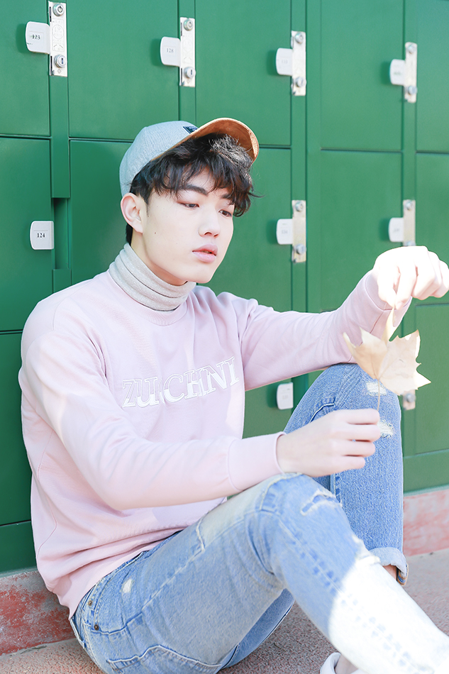 10 王咨越春日校园写真曝光 这个单眼皮男孩有点帅