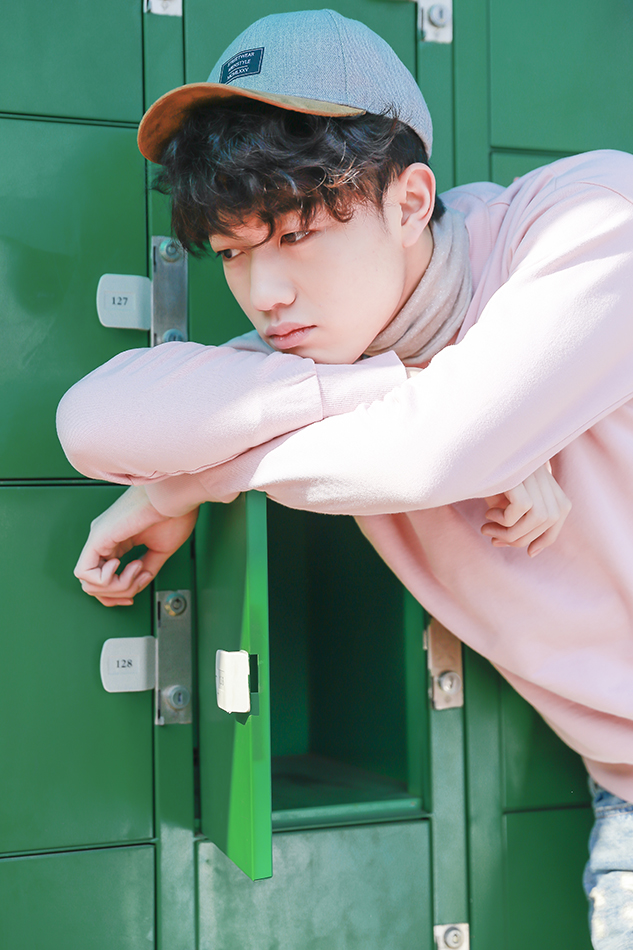 10 王咨越春日校园写真曝光 这个单眼皮男孩有点帅