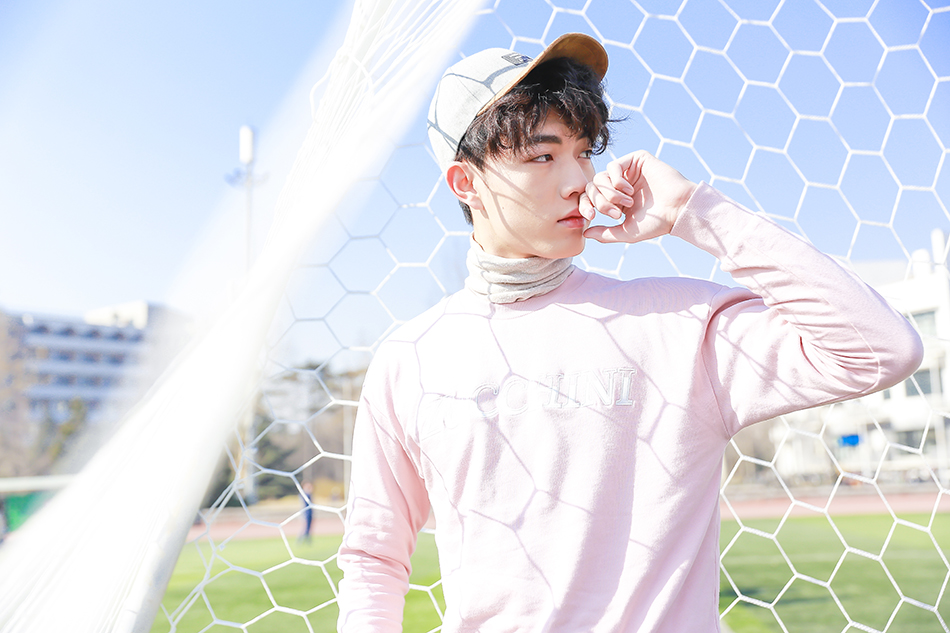 10 王咨越春日校园写真曝光 这个单眼皮男孩有点帅