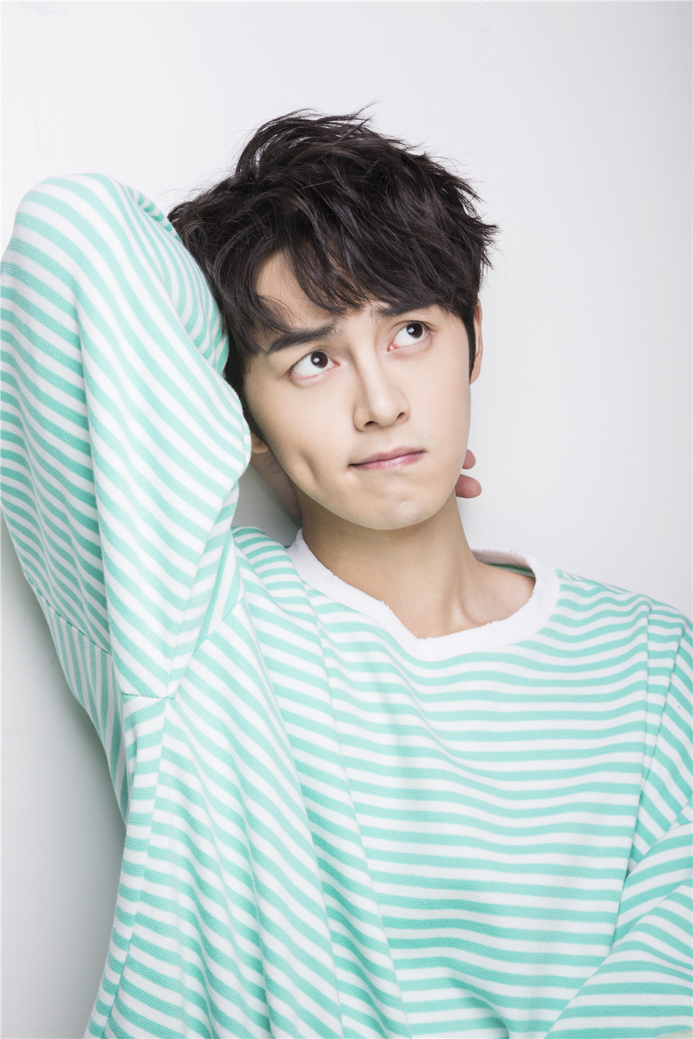 谢彬彬曝小清新写真俏皮可爱酒窝甜