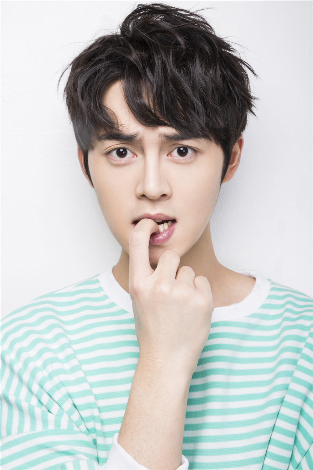 谢彬彬曝小清新写真俏皮可爱酒窝甜