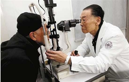 岁老中医身患癌症坚持坐诊17个病人看了近10小时