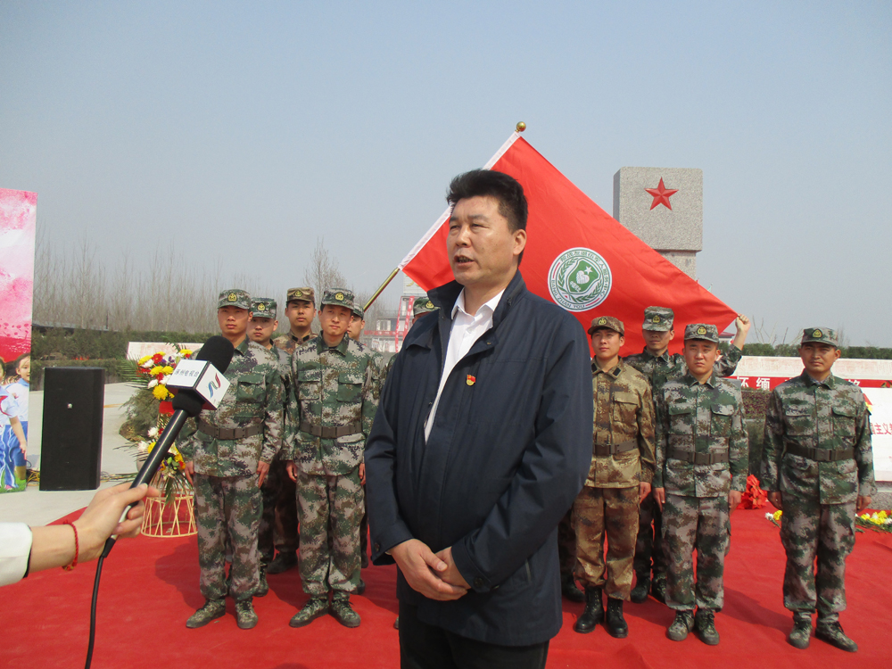 帮战友退伍军人服务中心主任王学友接受媒体采访